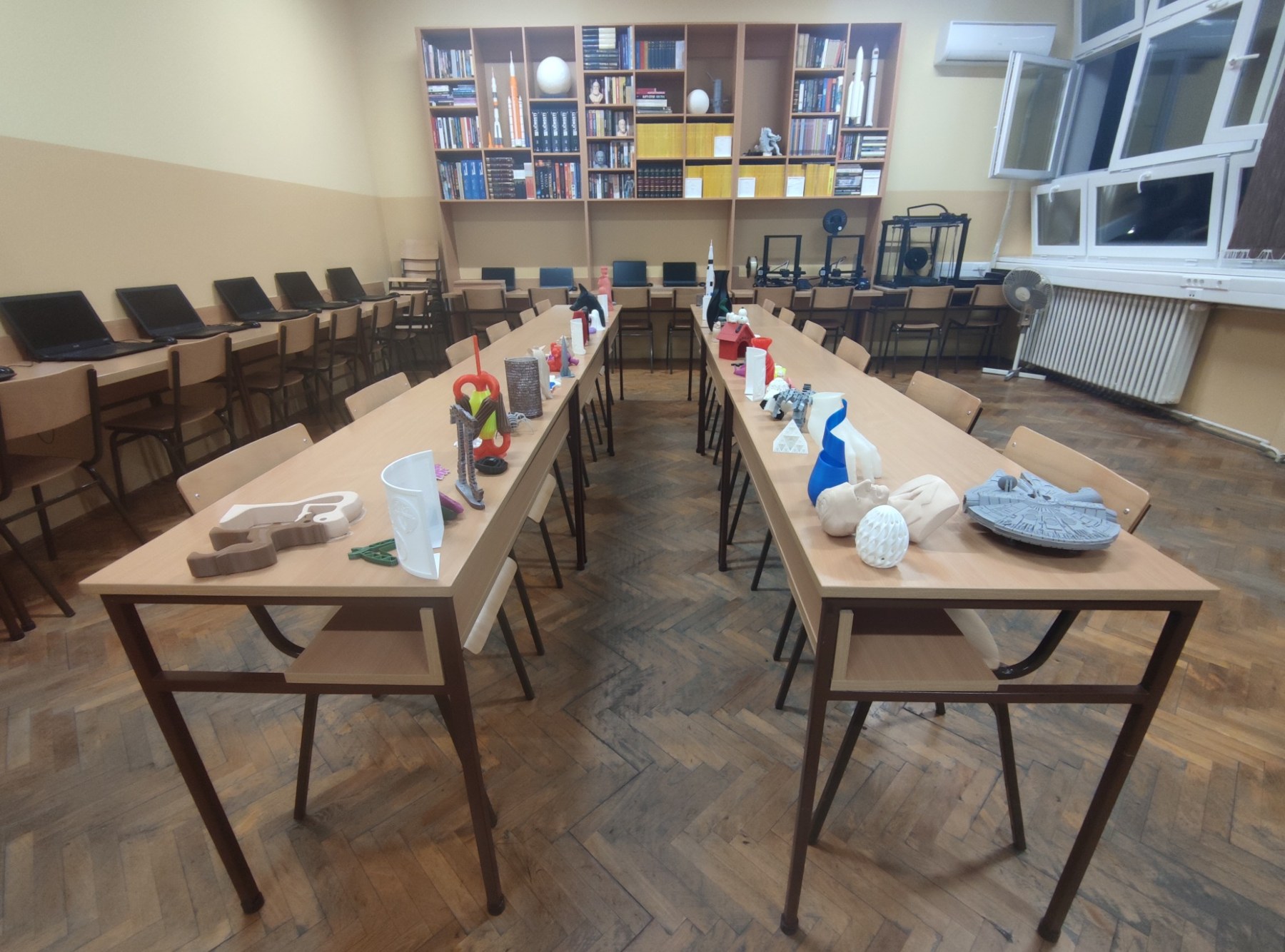 Biblioteka i izloženi 3D modeli u učionici